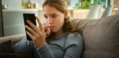 Reporte Mundial de la Felicidad 2026: Redes sociales generan crisis de salud mental en jóvenes