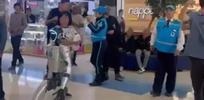 Robots humanoides patrullan centros comerciales de Bogotá en nueva era de vigilancia