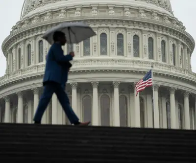 Senado de EE.UU. aprueba continuidad de ataques contra Irán pese a división partidista