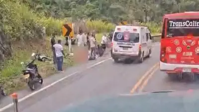 Tragedia en vía a Loboguerrero: padre e hijo fallecen en choque entre moto y tractocamión