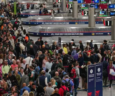 Trump amenaza con desplegar agentes del ICE en aeropuertos de EE.UU. por bloqueo presupuestario