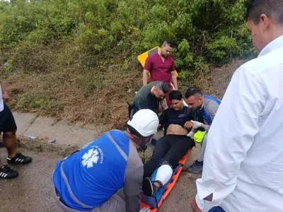 Uniformado cubre con su camisa a joven accidentado en carretera Turbaco-Cartagena