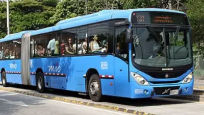 Violenta pelea por un asiento en bus MIO de Cali termina con hombre agrediendo a mujer