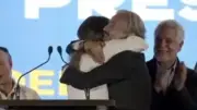 Abrazo entre Paloma Valencia y Juan Daniel Oviedo genera ovaciones en debate vicepresidencial