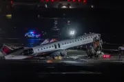 Accidente aéreo en LaGuardia: Dos muertos y decenas de heridos tras choque de avión con camión de bomberos