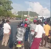 Accidente en Cartagena deja dos heridos tras colisión entre carro y moto en Pie del Cerro