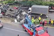 Accidente vial en Bogotá-Melgar: tractocamión volcado deja dos personas atrapadas y cierre total de vía