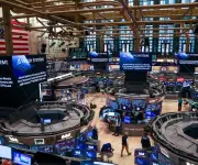 Acciones caen por temores geopolíticos y problemas en crédito privado mientras petróleo sube