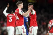 Arsenal vence 2-0 al Everton con goles agonizantes y se acerca al título de la Premier League