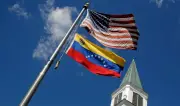Bandera de EE.UU. vuelve a ondear en embajada de Caracas tras siete años de ruptura diplomática