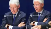 Bill Clinton sonríe en fotos filtradas del caso Epstein, generando indignación global