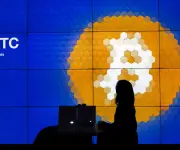 Bitcoin cae 2% ante escalada bélica con Irán mientras petróleo supera US$100