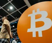 Bitcoin supera los US$70.000 en medio de volatilidad por conflicto en Medio Oriente