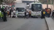 Bloqueo vial en Mamonal por protesta comunitaria por falta de agua