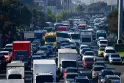 Bogotá enfrenta caos vial por obras y pico y placa: rutas alternas y estado de Transmilenio
