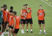 Borré y Rodríguez dialogan en entrenamiento mientras convocatoria define rumbo mundialista