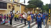 Bucaramanga enfrenta caos vial por segundo día de paro docente en protesta por fallas en salud
