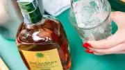 Buchanan's lanza en Colombia su innovador whisky con sabor a piña para atraer nuevos consumidores