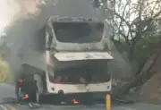 Bus intermunicipal se incendia en la vía Pasto-Popayán por falla mecánica; no hay heridos