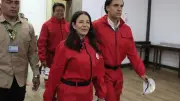 Candidata presidencial se inscribe con máscara de Dalí y traje de 'La casa de papel'
