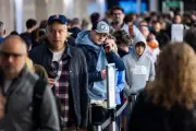 Caos aéreo en EE.UU. por cierre gubernamental: pasajeros esperan 5 horas en seguridad