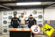 Capturan en flagrancia a hombre que hurtaba señales de tránsito en Cali; investigan si es parte de red criminal