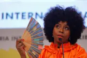 ¿Chimamanda Ngozi Adichie sigue el camino de Shondaland en su narrativa?