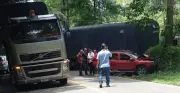 Choque violento entre tractocamión y vehículo particular deja conductor herido en Santander