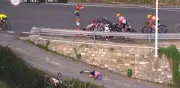 Ciclista italiana sufre aparatosa caída en Milán San Remo femenino durante descenso de la Cipressa
