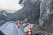 Cierre total en vía Bogotá-Choachí por desprendimiento de rocas en sector La Virgen