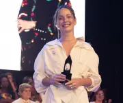 Claudia Bahamón recibe homenaje en Premio Cafam a la Mujer por su liderazgo ambiental y educativo