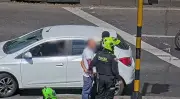 Cámaras de seguridad capturan a limpiavidrios con orden judicial por hurto agravado en Bogotá