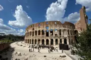 Coliseo de Roma estrena polémico paseo de mármol que divide a expertos en patrimonio