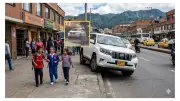 Conductor invade andén con niños en Bogotá para evadir trancón de buses escolares