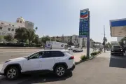 Confianza del consumidor en EE.UU. sube pese a alza récord en precios de gasolina