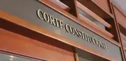 Corte Constitucional anula condena por vicios en notificación y defensa técnica