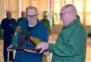 Cuba entrega fusil AKM a Silvio Rodríguez en reconocimiento patriótico ante amenazas de EE.UU.