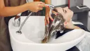 Cuidados esenciales para el cabello al ir a piscina o playa en Semana Santa