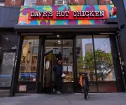 Dave's Hot Chicken, respaldada por Drake, explora venta de su franquicia europea