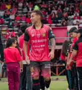 David González de Deportivo Cuenca marca golazo viral que evoca a James Rodríguez