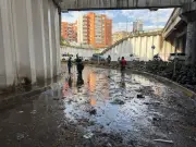 Deprimido de la 94 en Bogotá se inunda nuevamente tras intensas lluvias, tres vehículos atrapados