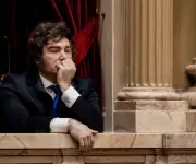 Desaceleración económica argentina pone en riesgo el superávit fiscal de Javier Milei