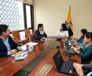 Ecuador avanza hacia meta de deuda pública del 40% del PIB, aunque cifras totales superan el 65%