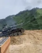 Ecuador despliega tanques y morteros contra minería ilegal en frontera con Colombia