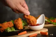 El dipping transforma el consumo de pollo en Colombia con salsas personalizadas