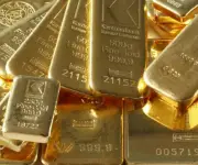 El oro sube 2% tras caída del petróleo que alivia temores inflacionarios