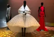 Elsa Schiaparelli: La diseñadora que convirtió la moda en arte surrealista llega al Victoria & Albert