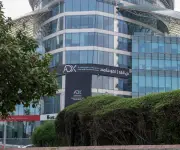 Emiratos Árabes Unidos cierra bolsas por ataques de Irán: impacto económico regional