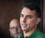 Flávio Bolsonaro reduce brecha electoral contra Lula en Brasil según encuesta Datafolha