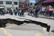 Gigantesco cráter en Suba: vecinos exigen soluciones definitivas tras hundimiento de vía principal